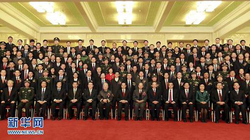 2月14日上午,中共中央、国务院在北京隆重举行国家科学技术奖励大会。党和国家领导人胡锦涛、温家宝、李长春、李克强出席大会并为获奖代表颁奖。会前,胡锦涛等党和国家领导人会见获奖代表并合影。新华社记者 鞠鹏 摄