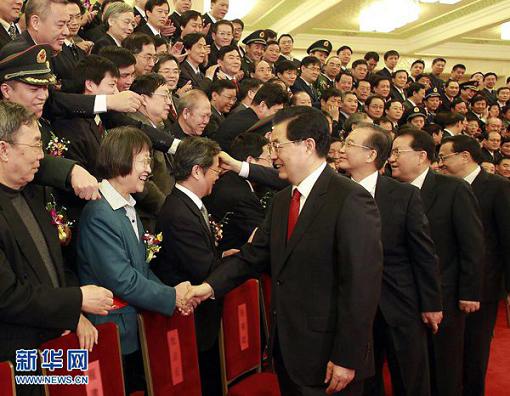 2月14日,2011年度国家科学技术奖励大会在北京人民大会堂隆重举行。会前,胡锦涛、温家宝、李长春、李克强等党和国家领导人会见获奖代表并合影。新华社记者 鞠鹏 摄